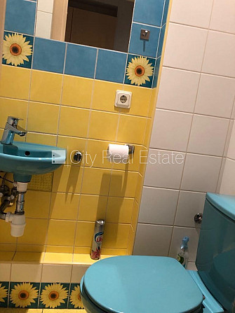 Fasādes māja, vieta automašīnai, kāpņu telpa pēc kosmētiskā remonta, istabas izolētas 2 Rīga - foto 15