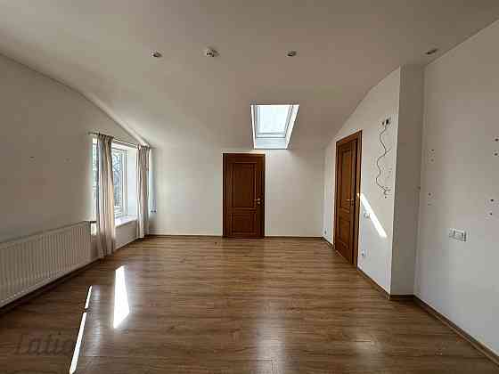 Četru istabu dzīvoklis 2017.gadā renovētā mūra nama, kas būvēts funkcionālisma stilā 1934.gadā, mans Рига