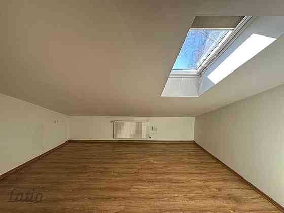 Četru istabu dzīvoklis 2017.gadā renovētā mūra nama, kas būvēts funkcionālisma stilā 1934.gadā, mans Рига