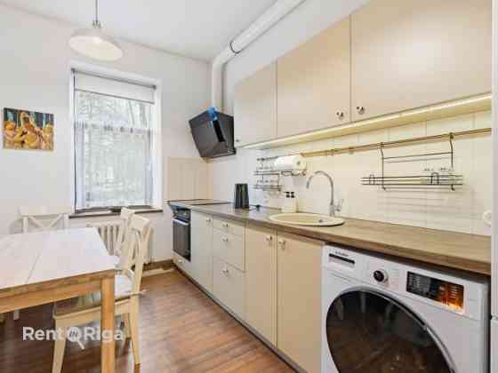 Очаровательная квартира у края парка Яунатнес дарзс, сохранившая историческую Rīga