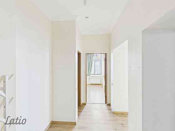 Tiek izīrēts praktisks un saulains trīs istabu dzīvoklis renovētā ēkā, izcilā un klusā vietā  tieši  Рига