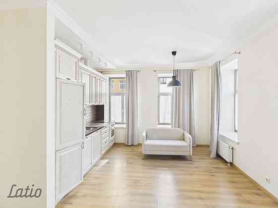 Tiek izīrēts praktisks un saulains trīs istabu dzīvoklis renovētā ēkā, izcilā un klusā vietā  tieši  Рига