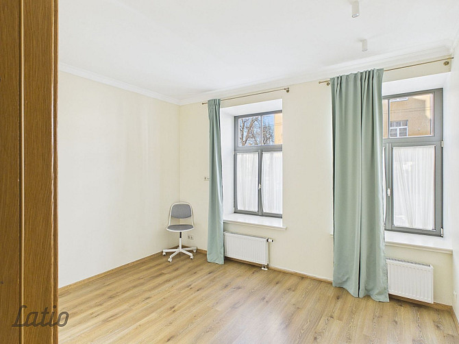 Tiek izīrēts praktisks un saulains trīs istabu dzīvoklis renovētā ēkā, izcilā un klusā vietā  tieši  Рига - изображение 5