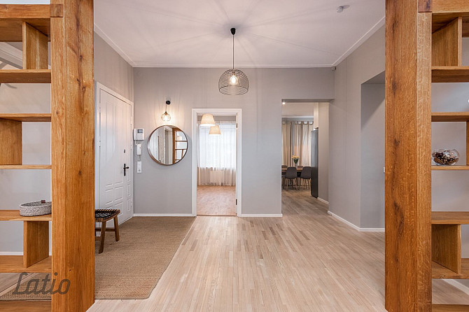 Moderns, pilnībā atjaunots trīs guļamistabu dzīvoklis īrei - ar atsevišķu virtuvi un dalītu sanmezgl Рига - изображение 3