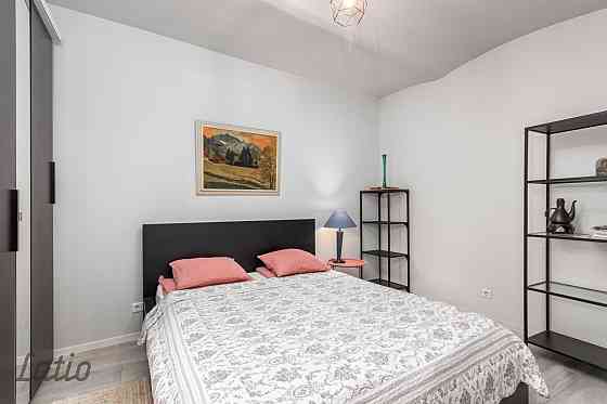 Izīrē ilgtermiņā mēbelētu un ar sadzīves tehniku aprīkotu divistabu dzīvokli pirmskara laika ēkā And Rīga