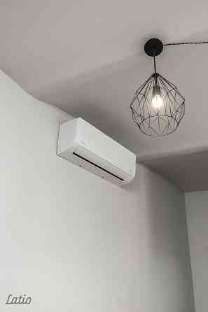 Izīrē ilgtermiņā mēbelētu un ar sadzīves tehniku aprīkotu divistabu dzīvokli pirmskara laika ēkā And Rīga