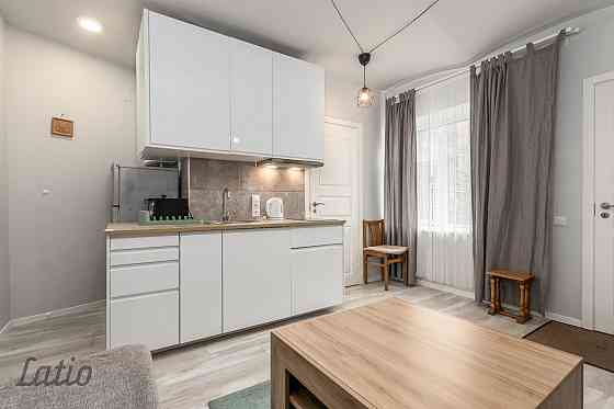 Izīrē ilgtermiņā mēbelētu un ar sadzīves tehniku aprīkotu divistabu dzīvokli pirmskara laika ēkā And Rīga