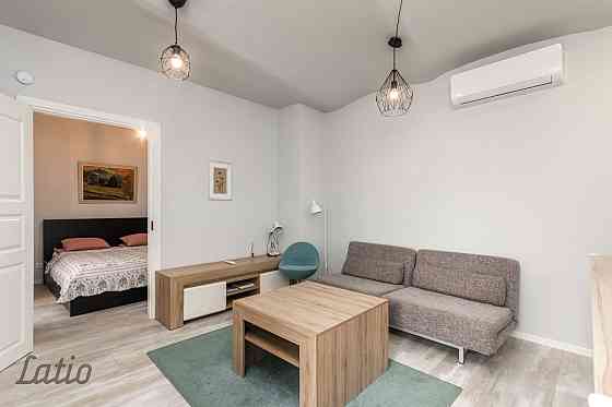 Izīrē ilgtermiņā mēbelētu un ar sadzīves tehniku aprīkotu divistabu dzīvokli pirmskara laika ēkā And Rīga