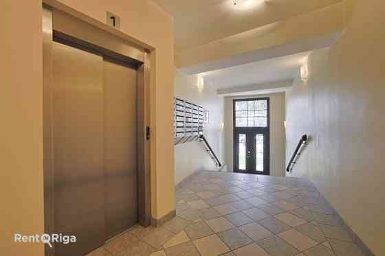 Mājīgs dzīvoklis superīgā vietā!  Bez mēbelēm!  Izīrē plašu un mājīgu 3 istabu dzīvokli ar balkonu,  Rīga