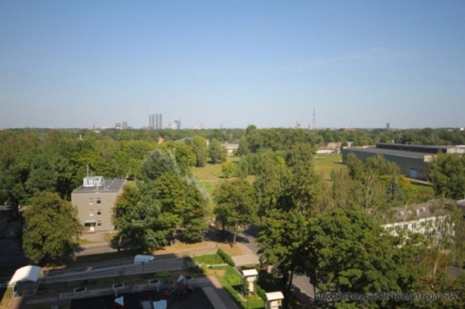 Pārdod modernu un gaumīgi iekārtotu 2 istabu dzīvokli projektā Panorama Plaza.  Izbaudi Rīga - foto 2