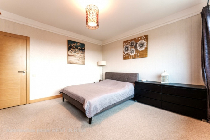 Pārdod modernu un gaumīgi iekārtotu 2 istabu dzīvokli projektā Panorama Plaza.  Izbaudi Rīga - foto 3