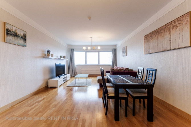 Pārdod modernu un gaumīgi iekārtotu 2 istabu dzīvokli projektā Panorama Plaza.  Izbaudi Rīga - foto 8