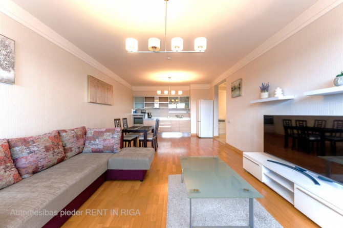 Pārdod modernu un gaumīgi iekārtotu 2 istabu dzīvokli projektā Panorama Plaza.  Izbaudi Rīga - foto 7