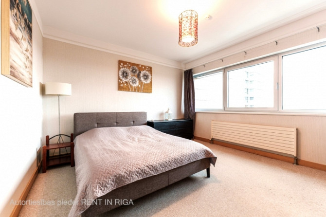 Pārdod modernu un gaumīgi iekārtotu 2 istabu dzīvokli projektā Panorama Plaza.  Izbaudi Rīga - foto 1