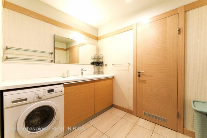 Pārdod modernu un gaumīgi iekārtotu 2 istabu dzīvokli projektā Panorama Plaza.  Izbaudi Rīga - foto 5