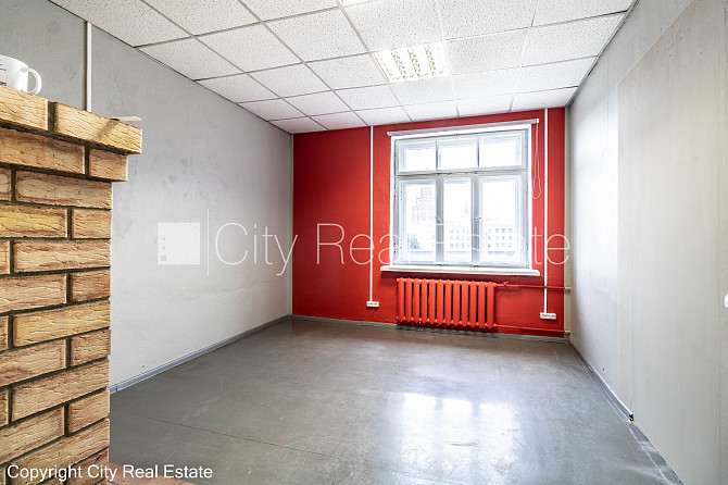 Фасадный дом, закрытый двор, места для нескольких машин, вход с улицы, лестничная Рига - изображение 1