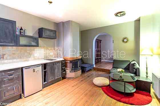 Фасадный дом, вход с улицы, окна выходят в обе стороны дома, студио, кухня Рига