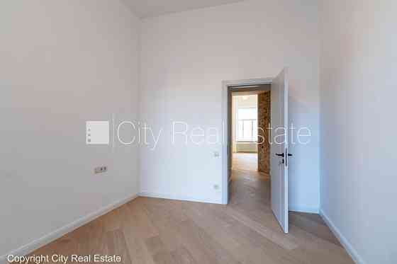 Фасадный дом, реновированный дом, фасад с декоративной штукатуркой, закрытый Рига