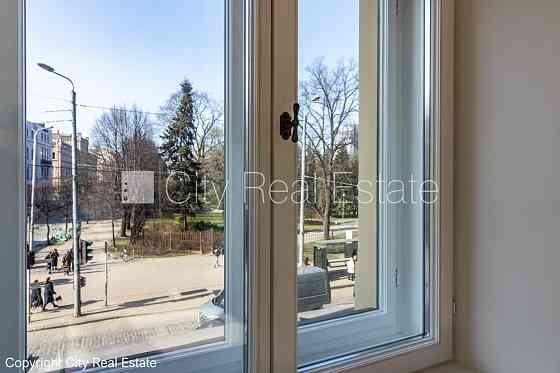 Фасадный дом, реновированный дом, закрытый двор, вход с улицы и со двора, лифт, Рига