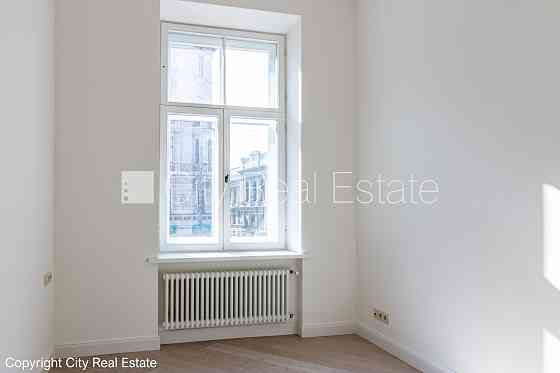 Фасадный дом, реновированный дом, закрытый двор, вход с улицы и со двора, лифт, Рига