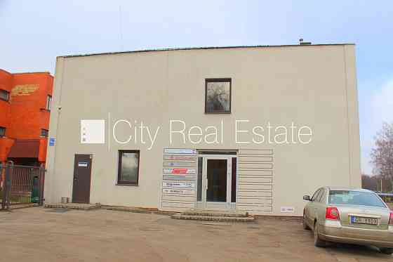 Фасадный дом, закрытый двор, территория обнесена забором, места для нескольких Рига