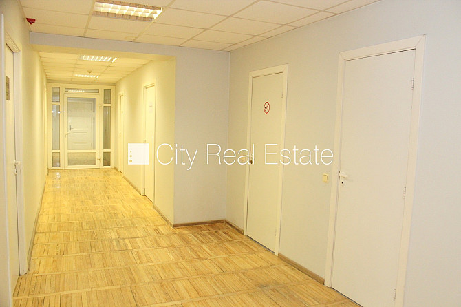 Фасадный дом, закрытый двор, территория обнесена забором, места для нескольких Рига - изображение 8