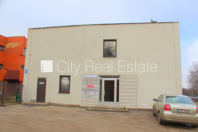 Фасадный дом, закрытый двор, территория обнесена забором, места для нескольких Рига - изображение 2