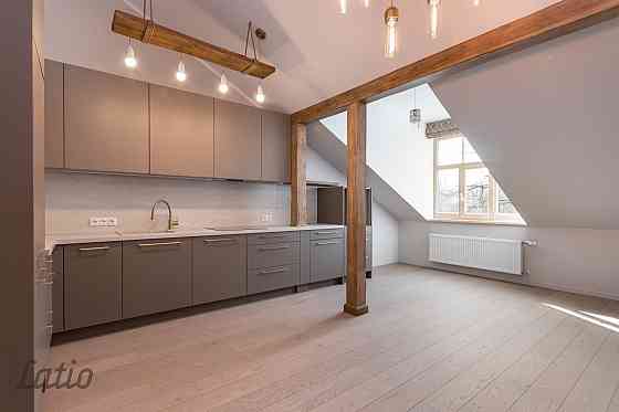 Ilgtrermiņa īrei romantisks trīs guļamistabu jumta stāva dzīvoklis kapitāli renovētā vēsturiskā koka Рига