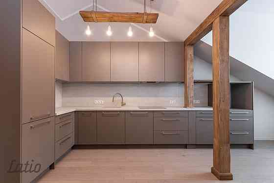 Ilgtrermiņa īrei romantisks trīs guļamistabu jumta stāva dzīvoklis kapitāli renovētā vēsturiskā koka Рига