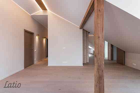 Ilgtrermiņa īrei romantisks trīs guļamistabu jumta stāva dzīvoklis kapitāli renovētā vēsturiskā koka Рига