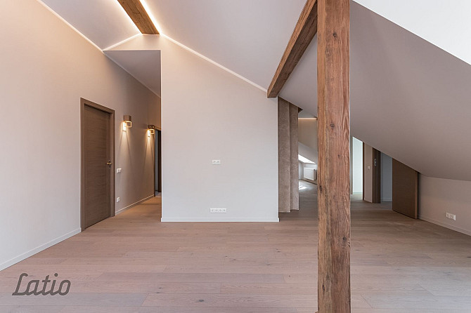 Ilgtrermiņa īrei romantisks trīs guļamistabu jumta stāva dzīvoklis kapitāli renovētā Rīga - foto 3