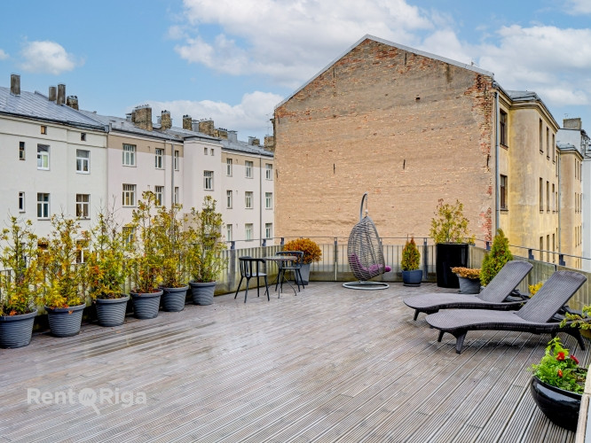 Продаётся квартира на верхнем этаже с впечатляющей террасой (60м2) в тихом центре Рига - изображение 8