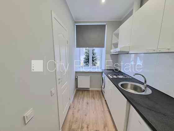 Здание во дворе, благоустроенная озеленённая территория, закрытый двор, Rīga