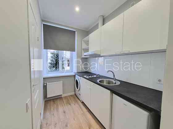 Здание во дворе, благоустроенная озеленённая территория, закрытый двор, Rīga