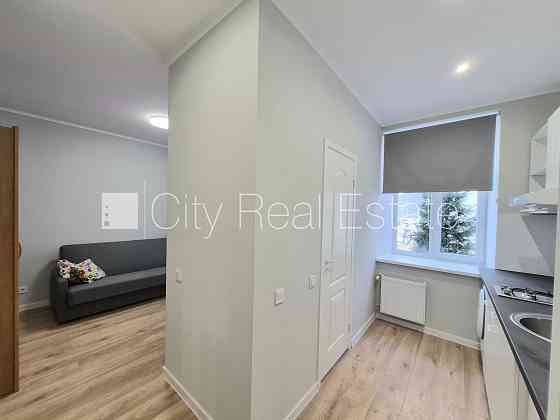 Здание во дворе, благоустроенная озеленённая территория, закрытый двор, Rīga