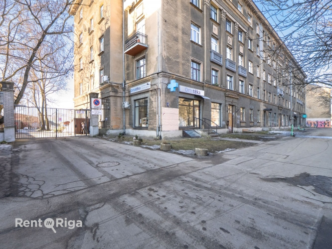 Komerctelpas ar plašiem skatlogiem rosīgā vietā!  Plānojums:   Tirdzniecības zāle ar Rīga - foto 1