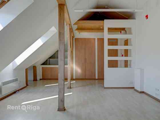 Nomai tiek piedāvāts ērts un funkcionāli dizainisks mansarda birojs. Tā kopējā platība 60 m2. Atroda Rīga