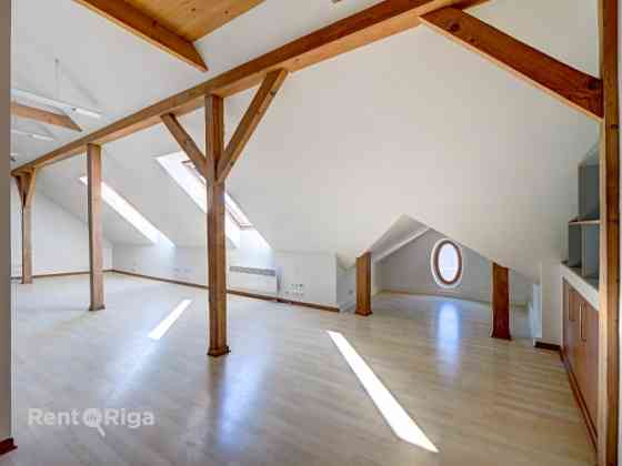 Nomai tiek piedāvāts ērts un funkcionāli dizainisks mansarda birojs. Tā kopējā platība 60 m2. Atroda Rīga