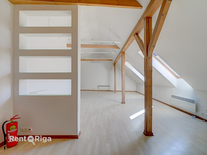 Nomai tiek piedāvāts ērts un funkcionāli dizainisks mansarda birojs. Tā kopējā platība 60 Rīga - foto 2