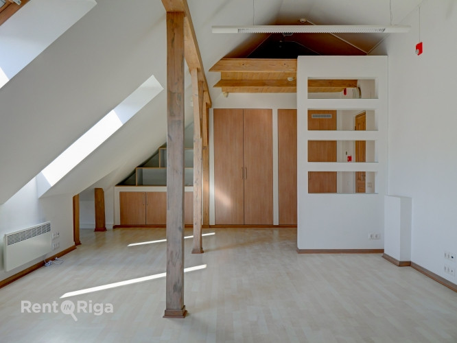 Nomai tiek piedāvāts ērts un funkcionāli dizainisks mansarda birojs. Tā kopējā platība 60 Rīga - foto 5