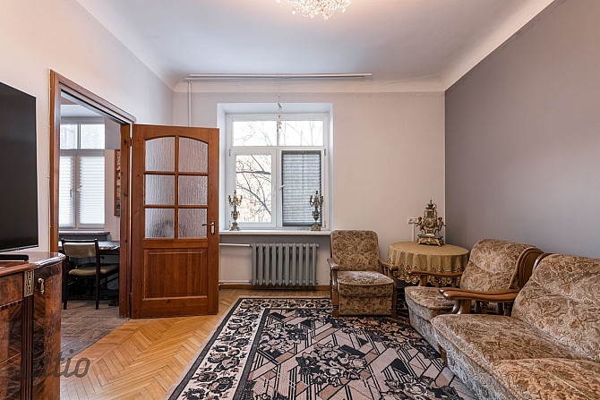 Vecrīgas centrālajā daļā pieejams gaumīgs divistabu dzīvoklis. 
No dzīvokļa logiem Rīga - foto 3