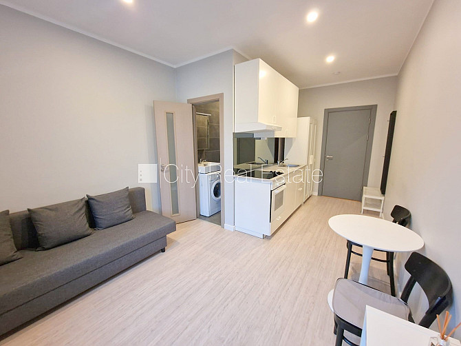 Фасадный дом, реновированный дом, закрытый двор, вход с улицы, лестничная клетка Рига - изображение 15