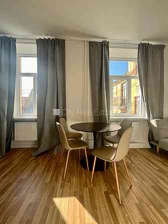 Фасадный дом, реновированный дом, возможность аренды парковки, вход с улицы, лифт, Рига