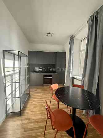 Фасадный дом, реновированный дом, возможность аренды парковки, вход с улицы, лифт, Рига