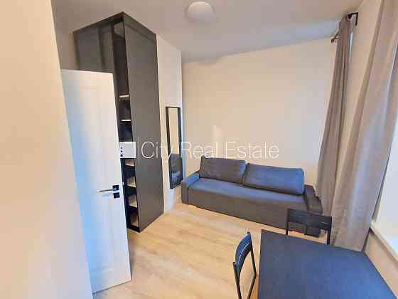 Фасадный дом, реновированный дом, закрытый двор, вход с улицы, лифт, лестничная Rīga