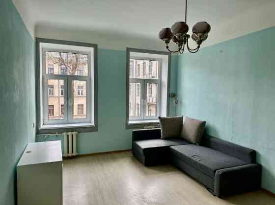 Из квартиры открывается вид на тихий внутренний двор, благодаря чему она очень Рига