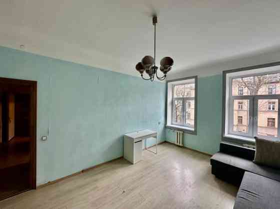 Из квартиры открывается вид на тихий внутренний двор, благодаря чему она очень Рига