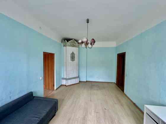 Из квартиры открывается вид на тихий внутренний двор, благодаря чему она очень Рига