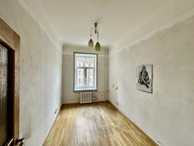 Из квартиры открывается вид на тихий внутренний двор, благодаря чему она очень Рига - изображение 8