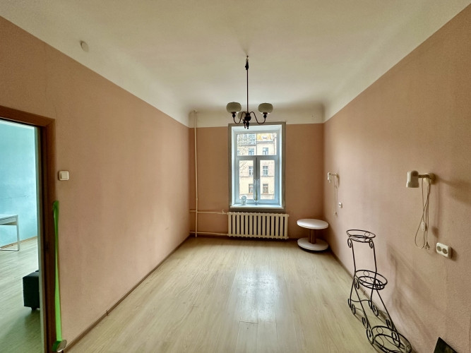 Из квартиры открывается вид на тихий внутренний двор, благодаря чему она очень Рига - изображение 7